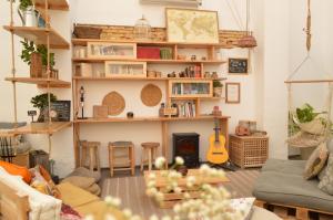 ein Wohnzimmer mit einem Sofa und einem Kamin in der Unterkunft Cantagua Hostel in Valencia