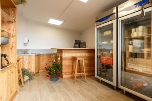 una cucina con armadi in legno e piano di lavoro di Agriturismo Maso Santa Libera a Tesero
