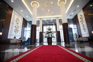 un vestíbulo con una alfombra roja en un edificio en FLC Grand Hotel Quy Nhon, en Quy Nhon