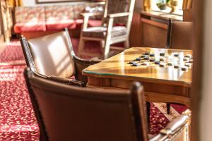 A seating area at MyTime Hotels Savoy