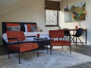 ein Schlafzimmer mit einem Bett, einem Tisch und Stühlen in der Unterkunft @TheLodge in Haarzuilens