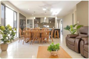 een eetkamer en een woonkamer met een tafel en stoelen bij Jasper Place in Brisbane