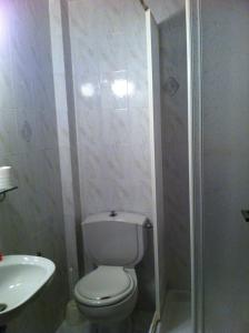 Un baño con inodoro, ducha y lavabo. en Villa C & C, en Delfos 34 fotos más