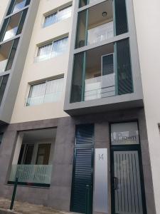 apartamentowiec z drzwiami z numerem w obiekcie Santa Luzia's Pearl V - Two Bed Apartment w Funchal
