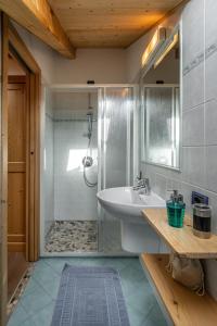 A bathroom at Agriturismo Maso Santa Libera