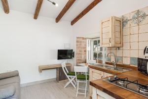 a kitchen with a sink and a counter top at alojamiento rural la jandeta in Conil de la Frontera