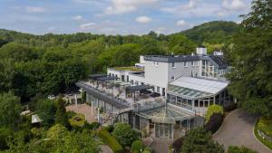 an aerial view of a building with a garden at Hotel VierJahreszeiten am Seilersee in Iserlohn