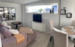 sala de estar con sofá y mesa en Hagavägen 1 Lägenhet, en Grebbestad