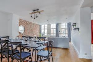 een grote eetkamer met een tafel en stoelen bij NOCNOC - L'Alto, Monnaie in Lille