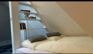 Postel nebo postele na pokoji v ubytování *To hus* Wohnung am Rande von Jever
