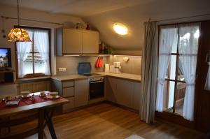 Η κουζίνα ή μικρή κουζίνα στο Ferienwohnung Chiemseestrand Nr. 16 +13 φωτογραφίες