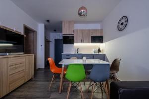 Kuchyňa alebo kuchynka v ubytovaní Lido Riviera Sunshine Apartman Balatonlelle