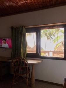TV a/nebo společenská místnost v ubytování Boblin la Mer hotel restaurant plage