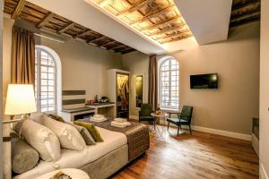 1 dormitorio con 1 cama y sala de estar en Vite 21 Luxury Room, en Roma