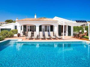 The swimming pool at or close to VILLA BINI ORAN Gran piscina vistas al mar