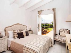 A bed or beds in a room at VILLA BINI ORAN Gran piscina vistas al mar