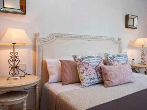 A bed or beds in a room at VILLA BINI ORAN Gran piscina vistas al mar