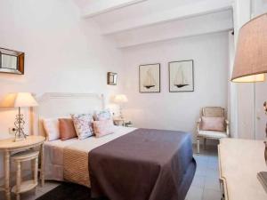 A bed or beds in a room at VILLA BINI ORAN Gran piscina vistas al mar
