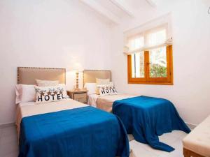 A bed or beds in a room at VILLA BINI ORAN Gran piscina vistas al mar