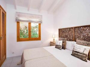 A bed or beds in a room at VILLA BINI ORAN Gran piscina vistas al mar Még 21 kép