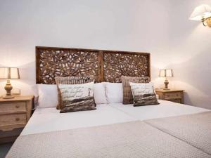 A bed or beds in a room at VILLA BINI ORAN Gran piscina vistas al mar