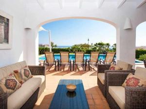 A seating area at VILLA BINI ORAN Gran piscina vistas al mar