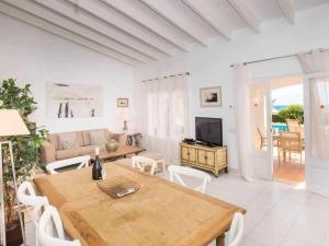 A television and/or entertainment centre at VILLA BINI ORAN Gran piscina vistas al mar