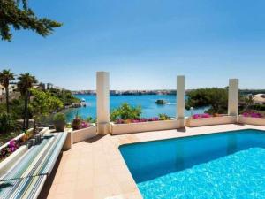 Bazén v ubytování VILLA LANTANA Lujo y estilo con vistas únicas al puerto de Mahón nebo v jeho okolí