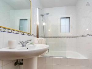 Koupelna v ubytování VILLA JARAMA Elegante chalet cerca de la playa + 37 fotografií