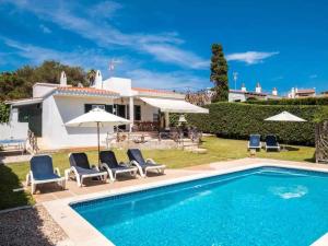 Bazén v ubytování VILLA JARAMA Elegante chalet cerca de la playa nebo v jeho okolí