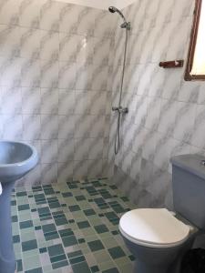 Boblin la Mer hotel restaurant plage tesisinde bir banyo