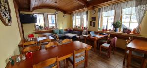 - un salon avec des tables et un canapé dans l'établissement hotel ZLATÝ POTOK, à Nicov