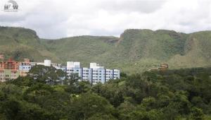 uitzicht op een stad met bergen op de achtergrond bij Flat Serra in Rio Quente