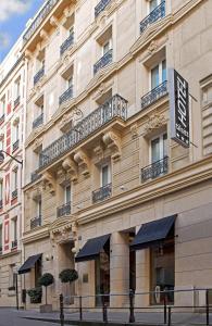a city street with a large brick building at Tilsitt Etoile in Paris