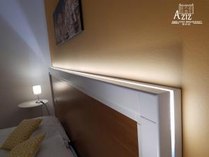 1 dormitorio con 1 cama con espejo en la pared en Aziz b&b en Palermo