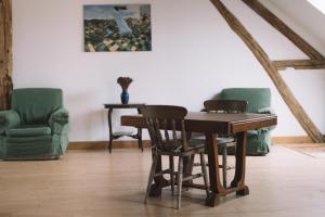 jadalnia ze stołem i krzesłami w obiekcie Chambre d'Hotes Cugnac w mieście Sainte-Sabine