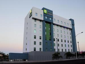 Un edificio con un cartel al costado. en Holiday Inn Express Guaymas by IHG, en Guaymas