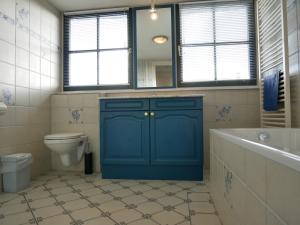 Een badkamer bij Bungalowpark “De Buitenplaats” Callantsoog