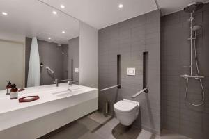 A bathroom at Comwell Aarhus Dolce by Wyndham