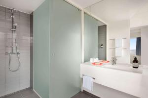 A bathroom at Comwell Aarhus Dolce by Wyndham