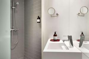 A bathroom at Comwell Aarhus Dolce by Wyndham