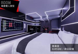 sypialnia z dużym łóżkiem w pokoju w obiekcie If Motel In Fashion w mieście Taoyuan