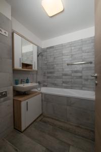 Kúpeľňa v ubytovaní Lido Riviera Sunshine Apartman Balatonlelle