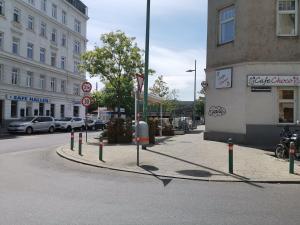 ウィーンにあるApartments Hellwagstraßeの道の真ん中の道