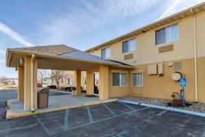 un bâtiment avec un parking en face de celui-ci dans l'établissement Quality Inn Kirksville, à Kirksville