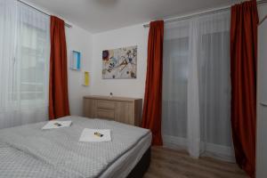 Posteľ alebo postele v izbe v ubytovaní Lido Riviera Sunshine Apartman Balatonlelle + 14 fotografií