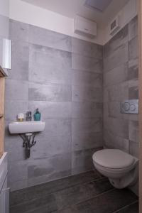 Kúpeľňa v ubytovaní Lido Riviera Sunshine Apartman Balatonlelle