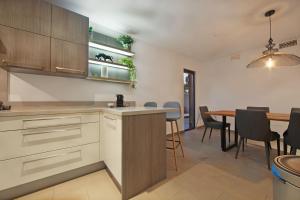 a kitchen and dining room with a table and chairs at Modern Villa close to Costabella beach in Marbella