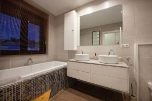Kúpeľňa v ubytovaní Modern Villa close to Costabella beach + 13 fotografií