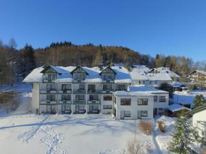 eine Luftansicht eines Gebäudes im Schnee in der Unterkunft Hotel & Ferienappartements Edelweiss in Willingen